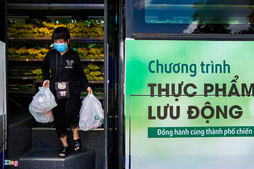 Mỗi ngày xe bus sẽ di chuyển đến một điểm bán tại các khu dân cư ngoại thành TP, đặc biệt là các phường đang gặp khó khăn trong việc tìm mua nhu yếu phẩm. Mỗi người dân chỉ được vào mua trong 5 phút. Nhiều người cho biết có thể dễ dàng mua được nhiều đồ dùng, gia vị và thực phẩm mà không cần phải chờ quá lâu.
