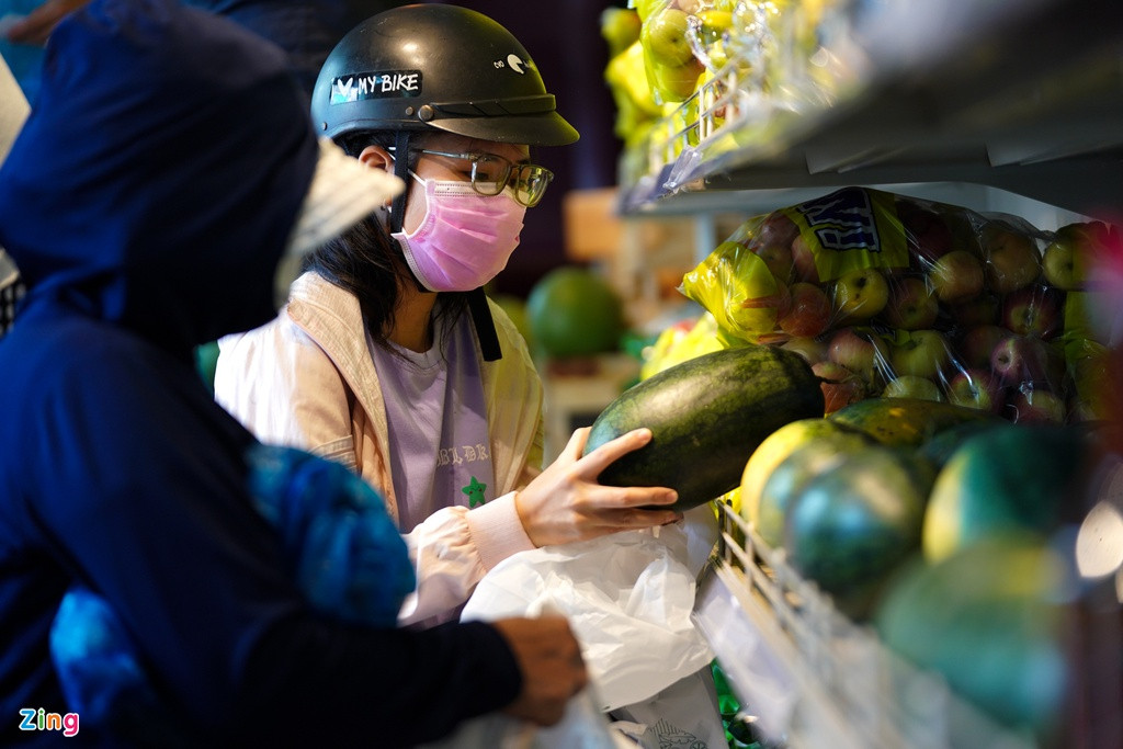 Chị Nhung (phường Linh Tây, TP Thủ Đức) "đi siêu thị" bằng phiếu mua hàng do đơn vị tổ chức tặng. "Bình thường gia đình có chị gái đi mua thực phẩm cung cấp cho cả nhà, nhưng hôm nay tôi đi mua gia vị, gạo, trái cây, thịt theo phiếu được tặng. Xe bus có đầy đủ thực phẩm thiết yếu tăng thêm sự lựa chọn mua sắm hơn", Nhung nói.