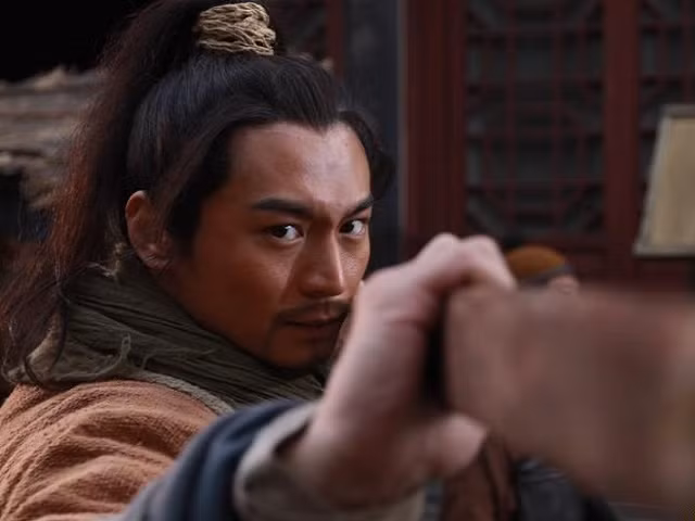 Bởi lẽ, Thạch Dũng chỉ dùng 1 quyền đã có thể đánh chết người trong khi Lỗ Trí Thâm dùng 3 quyền hạ gục đối thủ. Điều này cho thấy Thạch Dũng có võ công thâm hậu hơn Lỗ Trí Thâm.