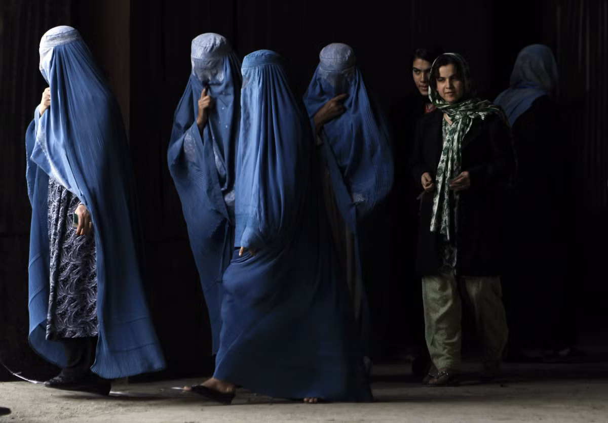 Vào năm 2001, một phụ nữ ở Afghanistan bị Taliban đánh đập ở nơi công cộng vì cởi bỏ burqa giữa chốn đông người.