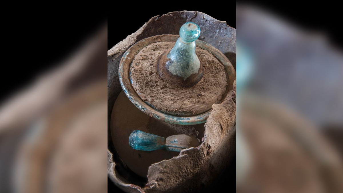 Cụ thể, trong ngôi mộ của Marcus có những mảnh vụn của chai thủy tinh được gọi là "unguentaria". Đây là cổ vật thường được tìm thấy trong các nghĩa trang của người La Mã và Hy Lạp cổ đại. Người xưa có thể dùng nó để đựng dầu hoặc nước hoa cho các nghi lễ tại khu mộ.