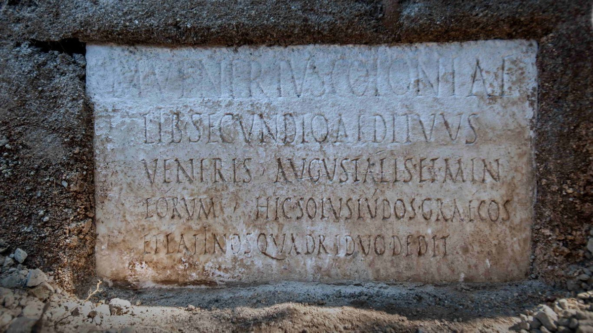 Bước đầu, các chuyên gia xác định xác ướp còn nguyên bộ tóc trắng thuộc về một người đàn ông có tên Marcus Venerius Secundio. Người này qua đời khi khoảng 60 tuổi và khá giàu có.