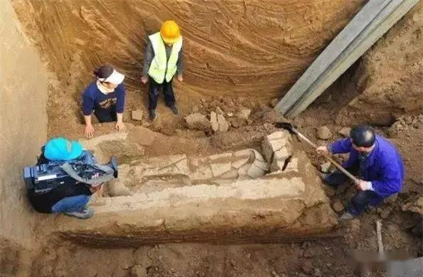 Theo các chuyên gia, ngôi mộ có từ thời nhà Tống. Bên trong ngôi mộ có dấu vết bị đào bới. May mắn là các chuyên gia tìm được một tấm bia đá hé lộ chủ nhân ngôi mộ là Hoàng Thường.