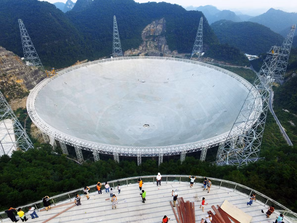 Trung Quốc bỏ ra 1,1 tỉ nhân dân tệ (tương đương khoảng 175 triệu USD) để xây dựng đĩa vệ tinh khổng lồ trải dài trên diện tích rộng bằng 30 sân bóng đá.