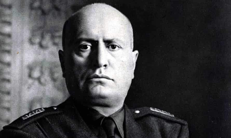 Một ngày sau khi bị bắt giữ, Mussolini và Petacci cùng 16 thuộc hạ bị xử tử. Tiếp đến, xác Mussolini và đồng bọn bị đưa tới Milan và treo ngược trên quảng trường để thị chúng. Nhiều người dân Italy có nhiều hành động thể hiện sự căm thù với Mussolini.
