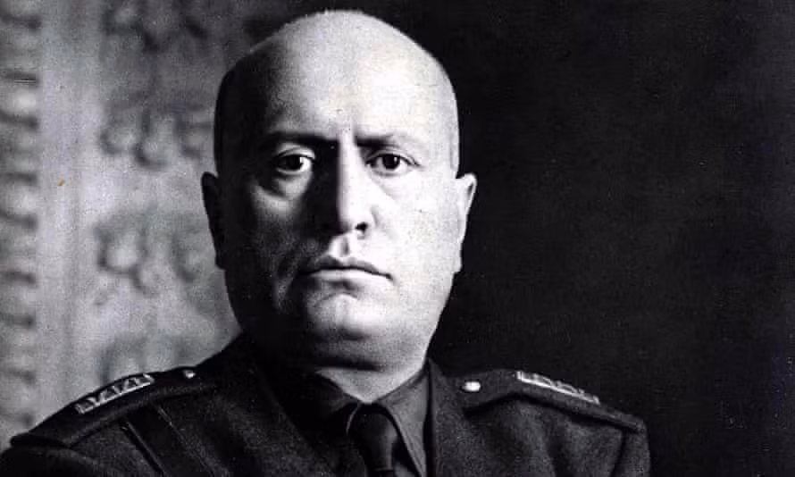 Một ngày sau khi bị bắt giữ, Mussolini và Petacci cùng 16 thuộc hạ bị xử tử. Tiếp đến, xác Mussolini và đồng bọn bị đưa tới Milan và treo ngược trên quảng trường để thị chúng. Nhiều người dân Italy có nhiều hành động thể hiện sự căm thù với Mussolini.