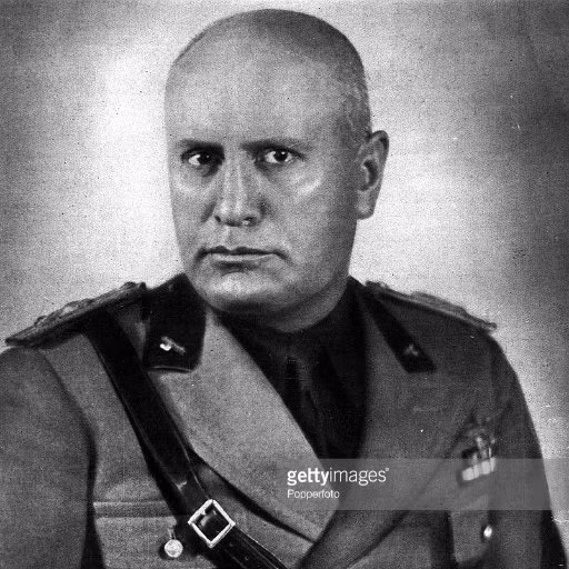 Sau nhiều ngày phơi xác trước công chúng, thi thể Mussolini được chôn trong một môi mộ sơ sài ở Italy. Đến năm 1947, vợ của trùm phát xít chuyển thi hài của chồng đến khu mộ của gia đình ở Predappio.