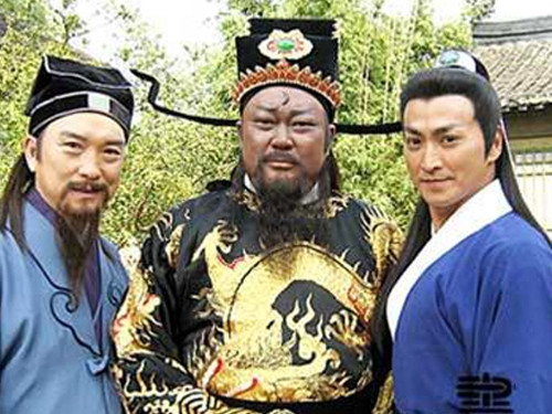 Nhằm bảo vệ thi hài của Bao Công nên người nhà chuẩn bị 21 cỗ quan tài trong lễ tang. Theo đó, những người có ý đồ xấu sẽ không thể biết thi hài Bao Công được đặt trong cỗ quan tài nào và địa điểm chôn cất thực sự là ở đâu.