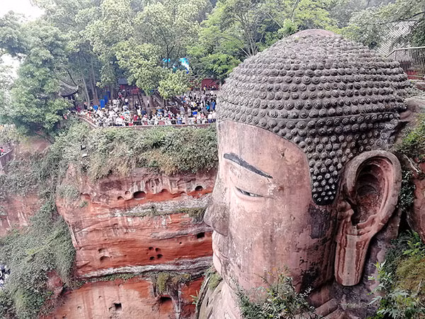 Lần thứ 3 tượng Lạc Sơn Đại Phật nhắm mắt và nhỏ lệ là vào năm 1976. Trong năm này, trận động đất kinh hoàng xảy ra ở Đường Sơn khiến nhiều người thương vong. Lần thứ tư bức tượng nhắm mắt và "đổ lệ" xảy ra vào năm 2000. Khi ấy, một nhà sư truyền giảng Phật pháp cho các đệ tử khi đi thuyền trên sông nhìn thấy cảnh tượng Lạc Sơn Đại Phật rơi lệ.