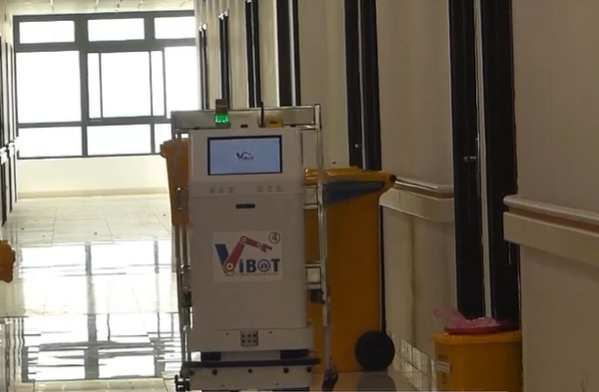 Từ tháng 4/2020, robot thế hệ thứ nhất Vibot-1 được nhóm nghiên cứu của Học viện Kỹ thuật Quân sự nghiên cứu sáng chế. Sau một thời gian cải tiến, robot thế hệ thứ hai, Vibot-2 đã ra đời và hoạt động trong nhiều môi trường. Tháng 5/2021, robot đã bắt đầu hoạt động hỗ trợ các bác sĩ ở cơ sở số 2 bệnh viện Bạch Mai, bệnh viện Trung ương Quân đội 108. Sau đó, từ tháng 6/2021, hai chú robot Vibot đã vào tâm dịch Bắc Giang để hỗ trợ các bác sĩ tuyến đầu trong chăm sóc bệnh nhân COVID-19. Với sự có mặt của robot Vibot, lượng công việc của các y bác sĩ tại khu vực chăm sóc, điều trị bệnh nhân COVID-19 giảm đi rất nhiều. Ảnh: VTV.