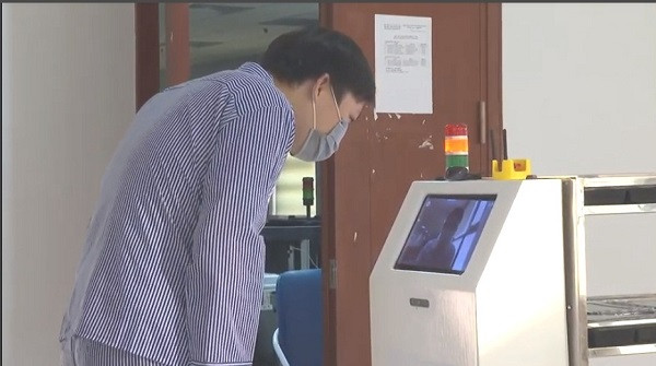 Theo Đại tá Trần Minh Vỹ, nhóm nghiên cứu đã thiết kế các giải pháp kỹ thuật đáp ứng nhiều phương án khác nhau, đảm bảo robot tự động và sẵn sàng phục vụ bệnh nhân COVID-19 trong khu vực điều trị. Những chú robot sẽ hoạt động bền bỉ, hỗ trợ lực nhân viên y tế trong các bệnh viện d‌ã chi‌ến. Khi Vibot-2 vận hành, lượng công việc của các nhân viên tại khu vực chăm sóc, điều trị bệnh nhân COVID-19 cũng giảm đi rất nhiều. Đặc biệt, nhờ chức năng thăm khám từ xa sẽ giúp các nhân viên y tế giảm thiểu thời gian tiếp xúc trực tiếp với bệnh nhân và giảm được nguy cơ lây nhiễm chéo. Tại Bệnh viện dã chiến số 7, robot làm việc và phát cơm 3 buổi cho toàn bộ F0 và khung giờ sáng từ 7h - 8h, trưa từ 11h - 12h30 và chiều từ 16h30 - 18h. Ảnh: baochinhphu.