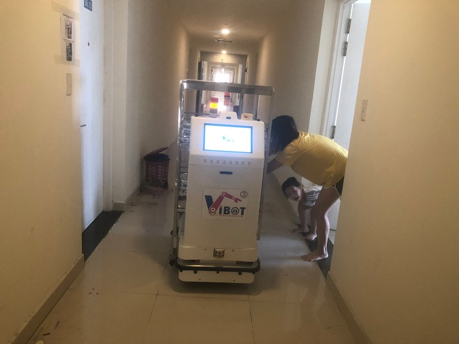 Robot thế hệ thứ nhất Vibot-1 được nhóm nghiên cứu của Học viện Kỹ thuật Quân sự nghiên cứu sáng chế vào tháng 4/2020. Sau một thời gian cải tiến, robot thế hệ thứ hai (Vibot-2) ra đời và hoạt động trong nhiều môi trường. Kể từ tháng 5/2021, robot hỗ trợ các bác sĩ ở một số nơi như cơ sở 2 của Bệnh viện Bạch Mai, Bệnh viện Trung ương Quân đội 108. Ảnh: Zing.