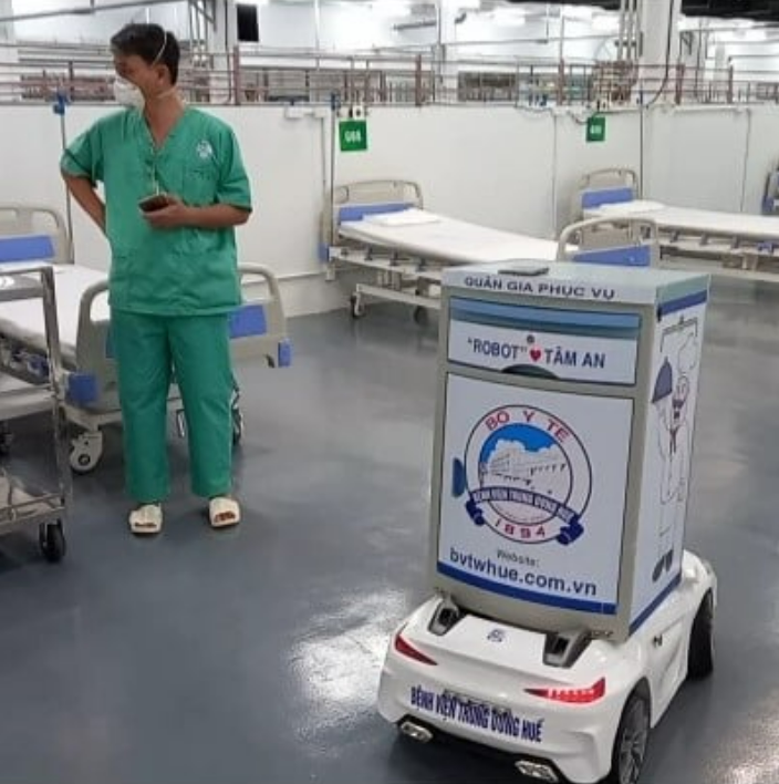 Đến tháng 6/2021, 2 "chiến binh" robot đã vào tâm dịch Bắc Giang để hỗ trợ các bác sĩ tuyến đầu trong điều trị, chăm sóc bệnh nhân COVID-19. Ảnh: CAND.