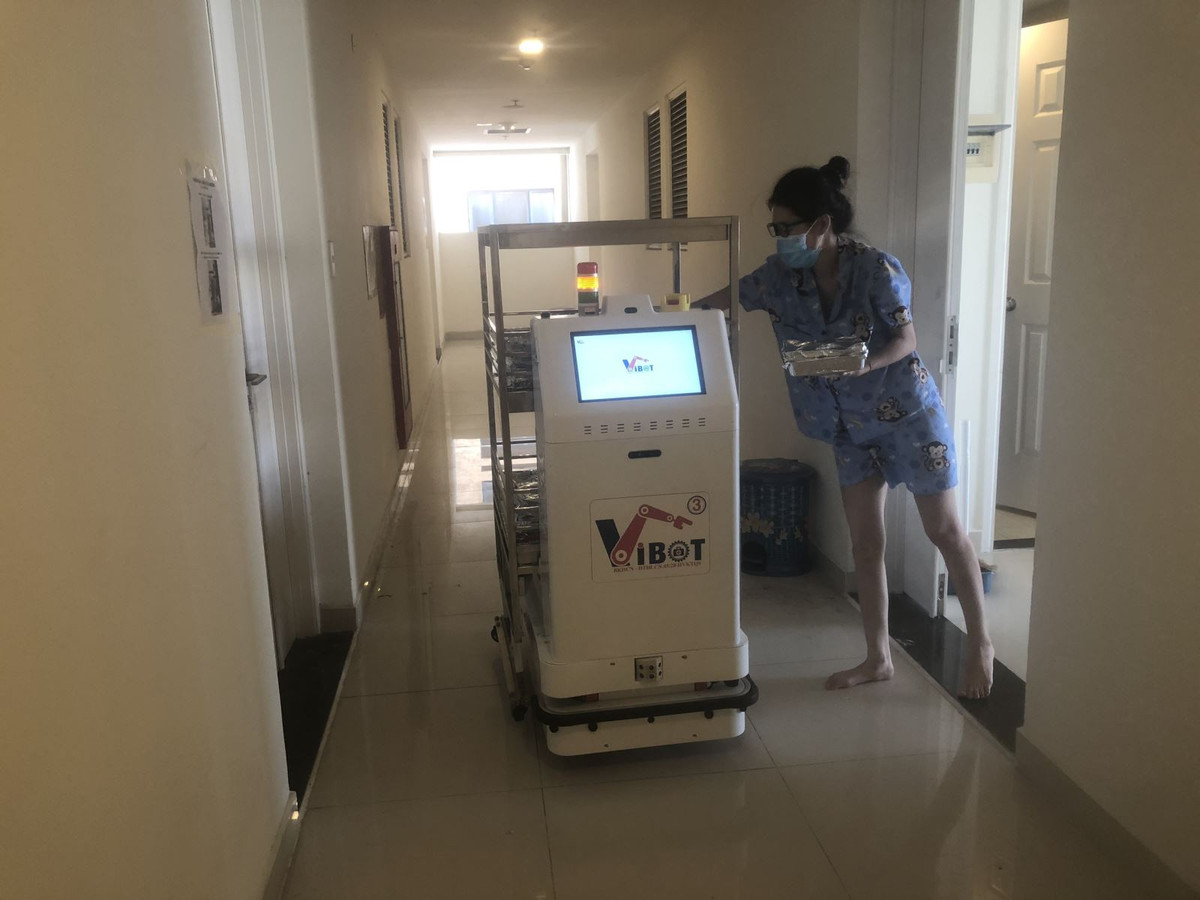Ngoài vận chuyển cơm nước, thuốc men đến tận phòng bệnh, chuyển rác thải ra ngoài, robot Vibot còn có màn hình theo dõi để kết nối hình ảnh và giọng nói từ xa giữa các y bác sĩ và bệnh nhân. Nhờ vậy, bác sĩ có thể biết tình hình diễn tiến của bệnh nhân hàng ngày như có trường hợp nào sốt, ho... và kiểm tra tình hình dùng thuốc của các F0. Ảnh: Báo Tin tức.