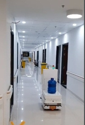 Khi đến cửa phòng bệnh, Vibot gọi tên để bệnh nhân ra nhận đồ hoặc giao tiếp trực tuyến với bác sĩ. Bệnh nhân có thể vẫy tay trước màn hình robot để báo cho robot biết họ đã lấy xong phần của mình. Sau khi bệnh nhân đã nhận xong đồ ăn, robot Vibot sẽ nói: "Xin cảm ơn" và "Tạm biệt". Kế đến, robot di chuyển tiếp. Ảnh: QĐND.