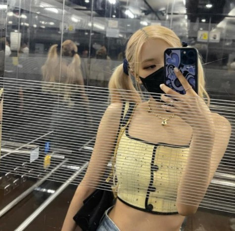 Rosé rất tích cực diện những mẫu crop top ngắn để khoe ưu điểm này, giọng ca của Hắc Hường còn tăng thêm độ trẻ trung nhờ kiểu tóc cột 2 bên đáng yêu.