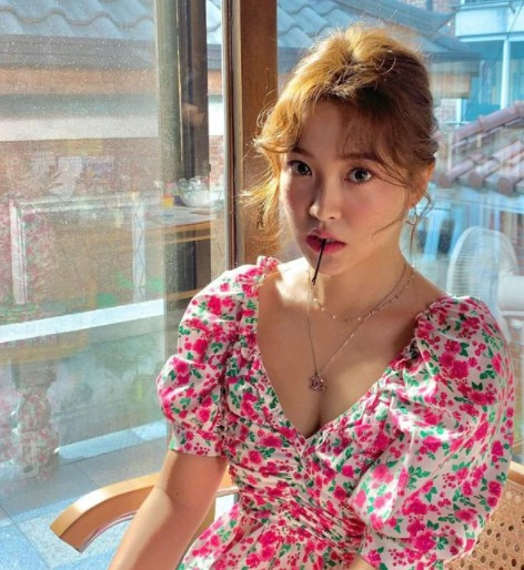 Dù không diện váy hay áo dây nhưng 2 chị em Sooyoung và Yeri vẫn đốt mắt fan bởi vòng 1 quyến rũ trong mẫu váy cổ vuông và cổ chữ V. Cả hai còn cùng chọn họa tiết hoa và tay áo bồng để gợi nét nữ tính hơn.