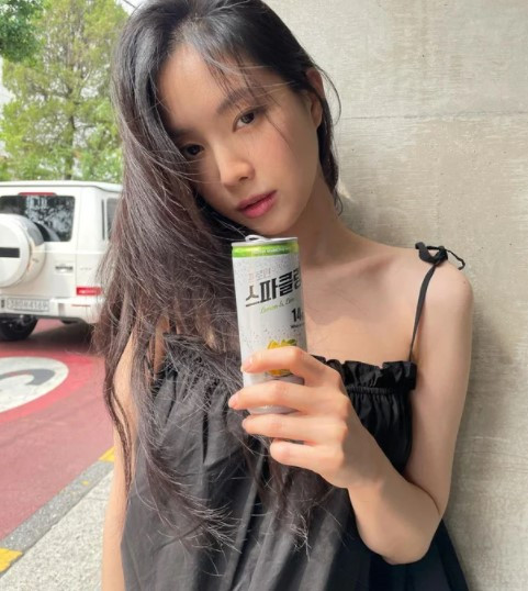 Một mảnh của Davichi - Kang Min Kyung thanh lịch trong mẫu váy 2 dây màu beige nhún chun ở eo. Cô nàng khéo léo phối cùng phụ kiện vòng cổ ngọc trai, đồng hồ dây bản nhỏ và băng đô nhung.