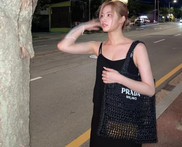 Mỗi khi không biết mặc gì thì màu đen là lựa chọn không thể hợp lý hơn, váy 2 dây của sao nữ Sana tuy đơn giản nhưng cũng làm tốt nhiệm vụ tôn nước da trắng. Chưa kể là ai có lợi thế vòng 1 thì lại càng hợp với những món đồ như thế này.