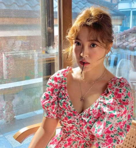 Dù không diện váy hay áo dây nhưng 2 chị em Sooyoung và Yeri vẫn đốt mắt fan bởi vòng 1 quyến rũ trong mẫu váy cổ vuông và cổ chữ V. Cả hai còn cùng chọn họa tiết hoa và tay áo bồng để gợi nét nữ tính hơn.