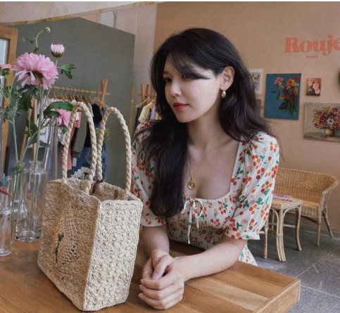 Naeun mang đến một chiếc váy dây đen, nhún chun nhẹ ngang ngực, một lựa chọn hoàn hảo cho những ai thích gợi cảm nhưng sợ hở nhiều.