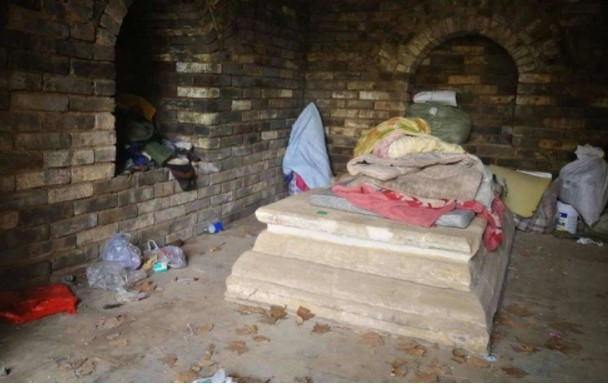 Vào năm 2019, các chuyên gia thuộc Cục Di tích văn hóa địa phương tiếp tục thực hiện dự án trùng tu. Lần này, khi mở cửa lăng mộ, họ bàng hoàng phát hiện có người nằm trên nắp quan tài.