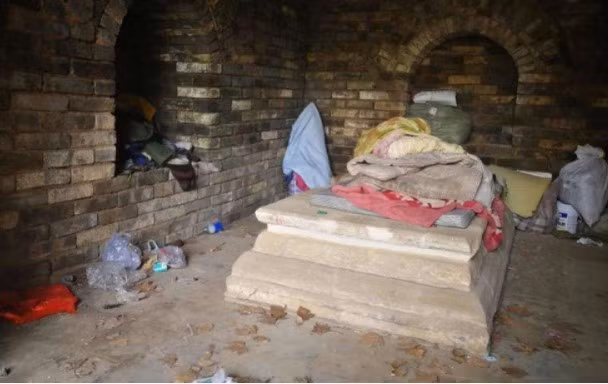 Vào năm 2019, các chuyên gia thuộc Cục Di tích văn hóa địa phương tiếp tục thực hiện dự án trùng tu. Lần này, khi mở cửa lăng mộ, họ bàng hoàng phát hiện có người nằm trên nắp quan tài.