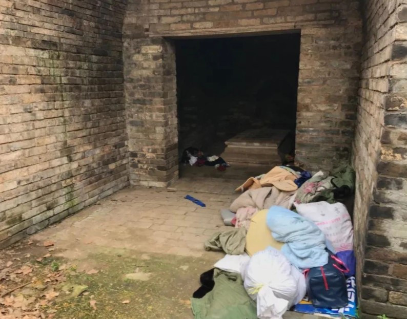 Sau khi bình tĩnh, người này kể rằng là một công nhân làm việc gần đây. Do không có đủ tiền thuê nhà nên người này lén vào trong lăng mộ ngủ qua đêm vì phát hiện không có người trông coi di tích.