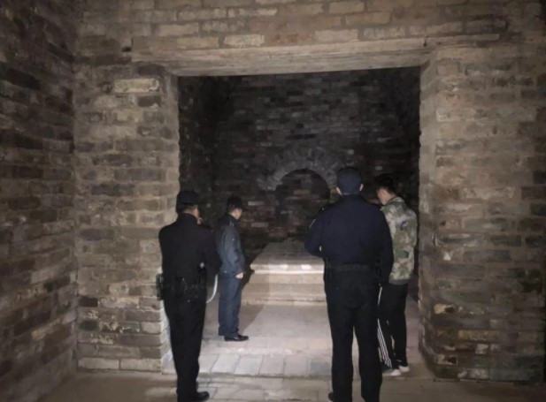 Vì vậy, giới chức trách mất thời gian thuyết phục những người này rời khỏi lăng mộ để đảm bảo nguyên trạng di tích cổ xưa này. Kể từ đó, vấn đề bảo vệ lăng mộ được giới chức Trung Quốc chú trọng hơn.