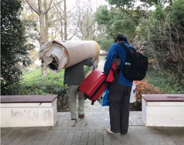 Khi tìm hiểu kỹ, giới chuyên gia càng bất ngờ hơn khi không chỉ có một người mà có khoảng 20 - 30 người sống ở trong lăng mộ. Tất cả đều có hoàn cảnh khó khăn giống người công nhân trên.