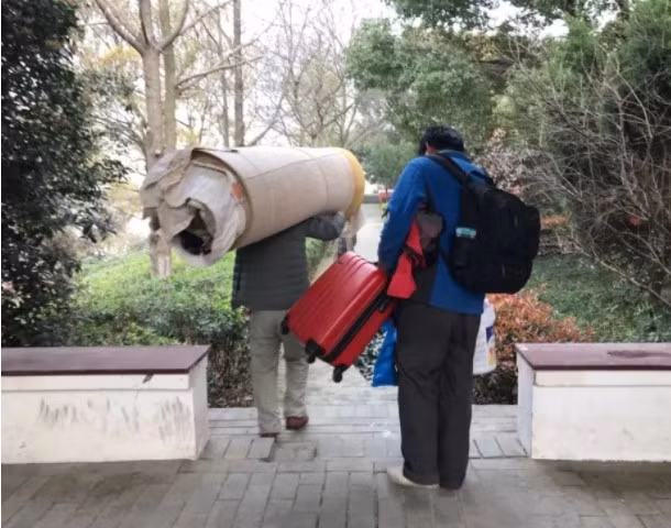 Khi tìm hiểu kỹ, giới chuyên gia càng bất ngờ hơn khi không chỉ có một người mà có khoảng 20 - 30 người sống ở trong lăng mộ. Tất cả đều có hoàn cảnh khó khăn giống người công nhân trên.