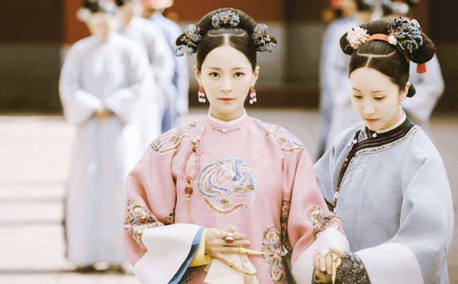 Lúc vào cung, các cung nữ thường hơn 10 tuổi. Theo quy định trong hoàng cung, nếu cung nữ không phạm sai lầm lớn nào thì sẽ có thể được chủ tử cho xuất cung.