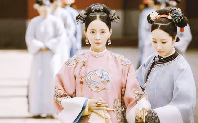 Lúc vào cung, các cung nữ thường hơn 10 tuổi. Theo quy định trong hoàng cung, nếu cung nữ không phạm sai lầm lớn nào thì sẽ có thể được chủ tử cho xuất cung.