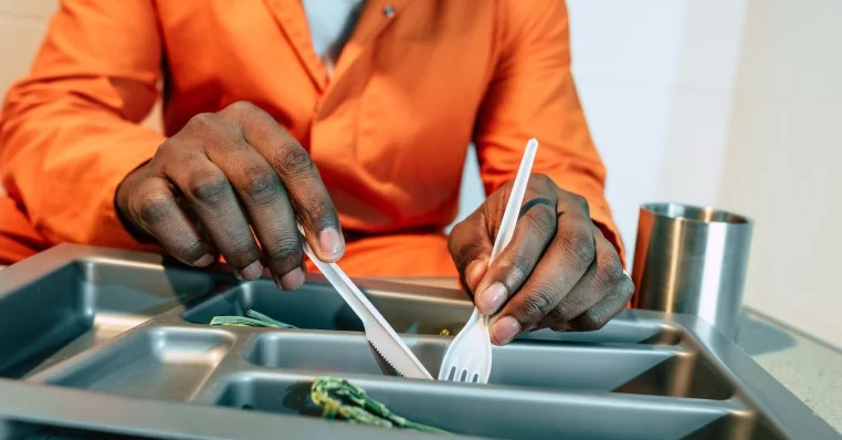 Một số tử tù vui vẻ thưởng thức bữa ăn cuối cùng trong cuộc đời. Tuy nhiên, không ít phạm nhân không thể "nuốt trôi" bữa ăn thịnh soạn đó.