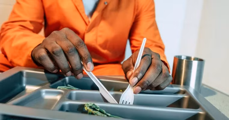 Một số tử tù vui vẻ thưởng thức bữa ăn cuối cùng trong cuộc đời. Tuy nhiên, không ít phạm nhân không thể "nuốt trôi" bữa ăn thịnh soạn đó.