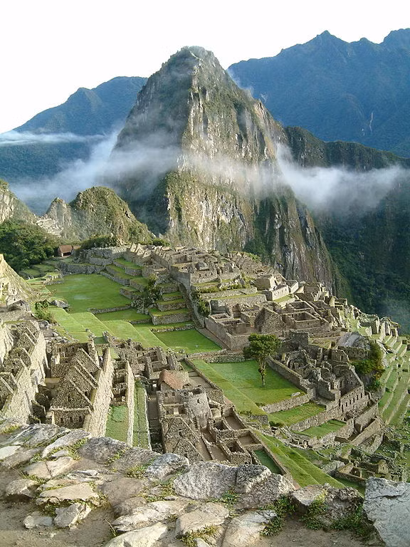 Machu Picchu là nơi sinh sống của người dân Inca trong suốt nhiều thế kỷ. Nơi đây bị bỏ hoang phế vào những năm 1530 sauu khi Tây Ban Nha xâm lược.