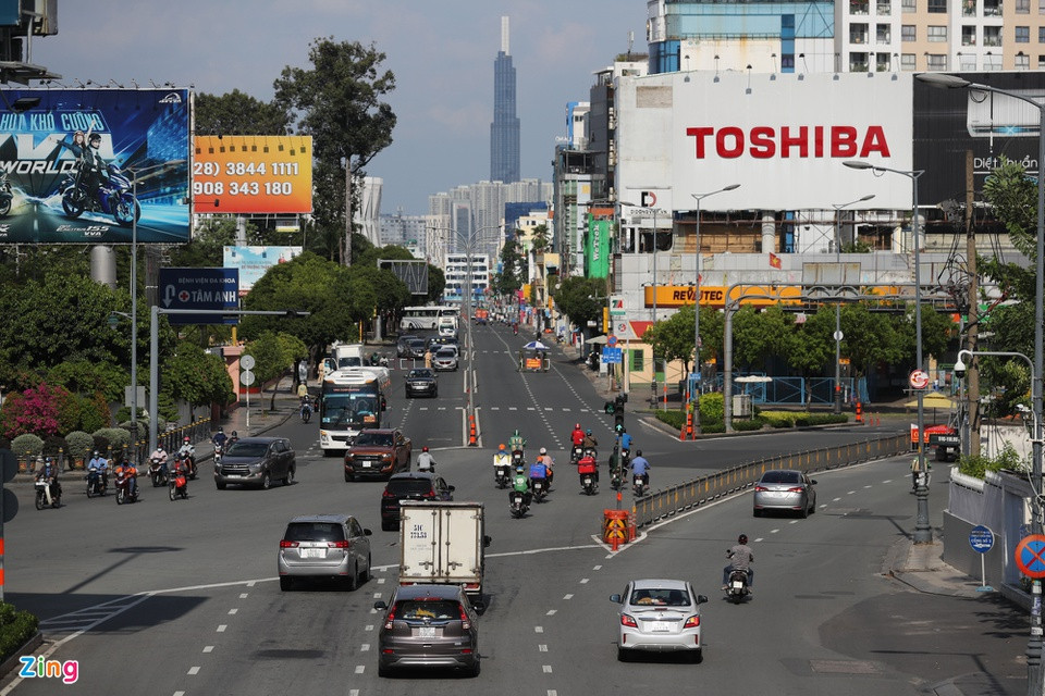 Trong ngày 18/8, nhiều tuyến đường ở TP.HCM tiếp tục tấp nập người qua lại dù số ca nhiễm trong cộng đồng đang tăng cao.