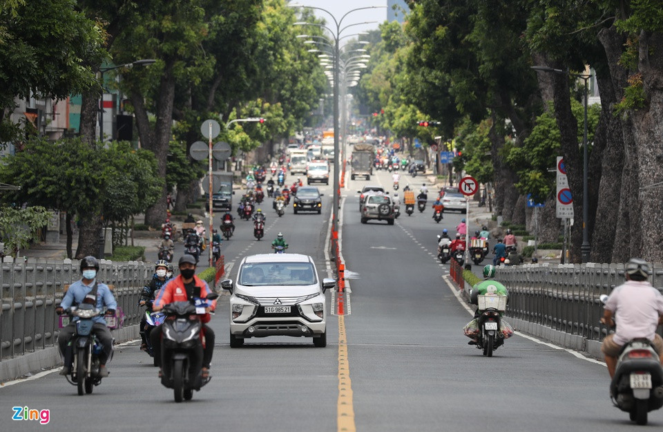 Đường 3/2 đoạn qua quận 10 tấp nập lúc 10h.