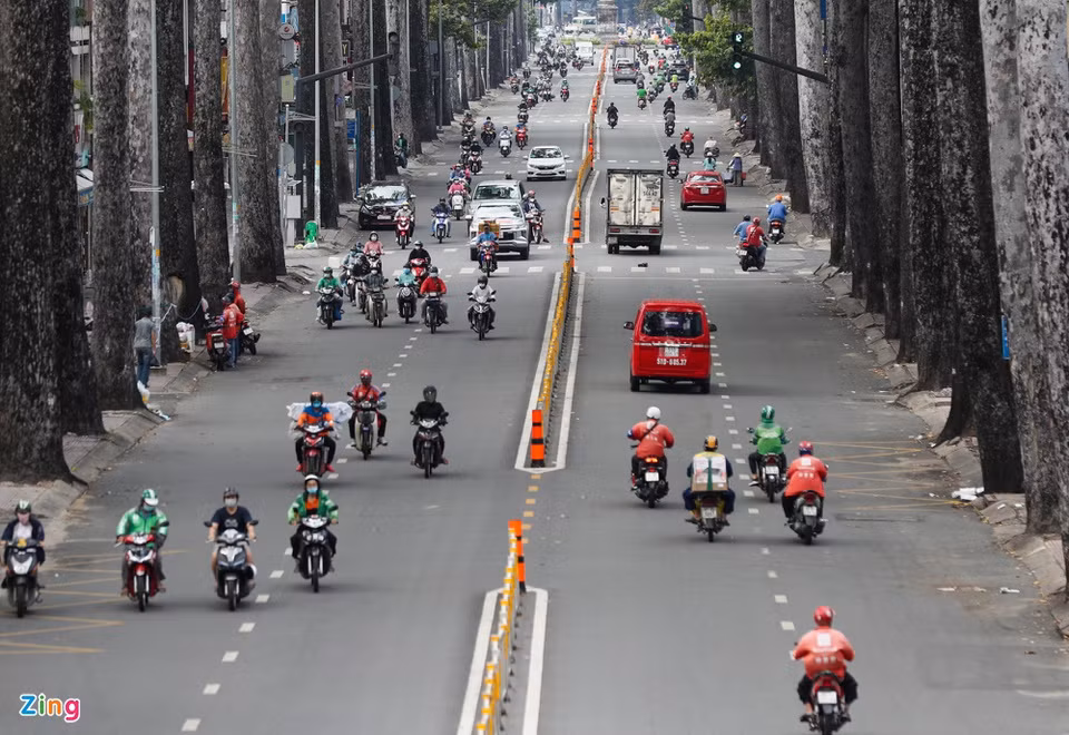 Trên đường Nguyễn Tri Phương (quận 10), lượng xe cộ lưu thông đông hơn những ngày trước.
