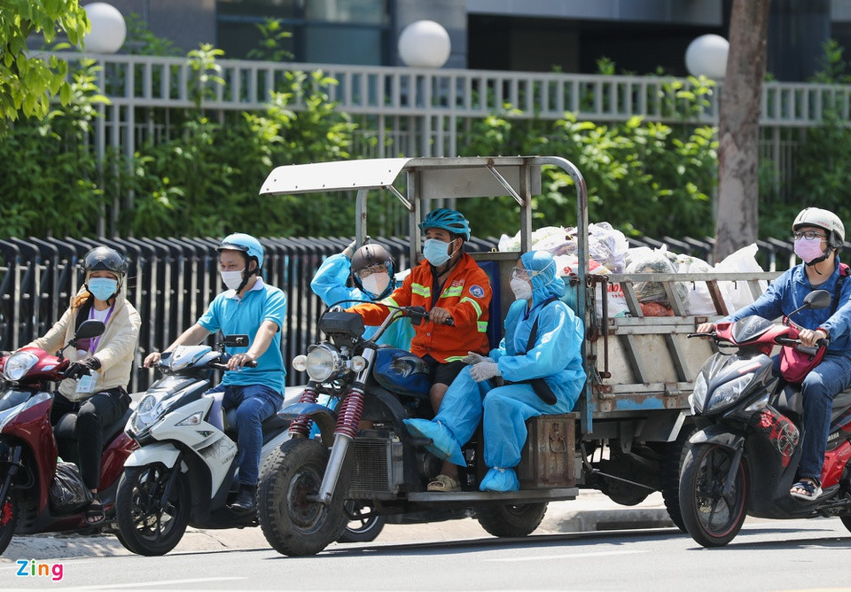 Sau khi thành phố cho phép một số ngành nghề được hoạt động từ ngày 16/8, như cơ sở sản xuất bánh mì, hủ tiếu, công chứng, bảo hiểm, phòng khám..., lượng người ra đường tăng lên nhanh. Trong ảnh là xe cộ lưu thông trên đường Đinh Tiên Hoàng, quận 1.