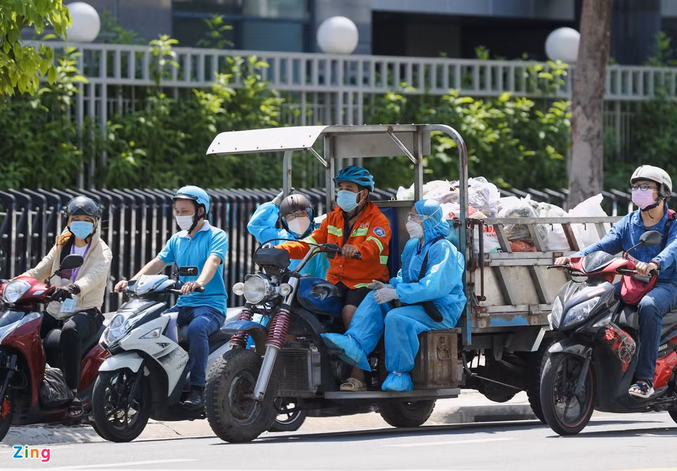 Sau khi thành phố cho phép một số ngành nghề được hoạt động từ ngày 16/8, như cơ sở sản xuất bánh mì, hủ tiếu, công chứng, bảo hiểm, phòng khám..., lượng người ra đường tăng lên nhanh. Trong ảnh là xe cộ lưu thông trên đường Đinh Tiên Hoàng, quận 1.