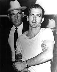 Cụ thể, bằng các nghiệp vụ điều tra, giới chức Mỹ phát hiện Lee Harvey Oswald có một chuyến đi kéo dài 6 ngày đến Mexico City vào cuối tháng 9/1963 - tức 2 tháng trước khi diễn ra vụ ám sát Tổng thống Kennedy.