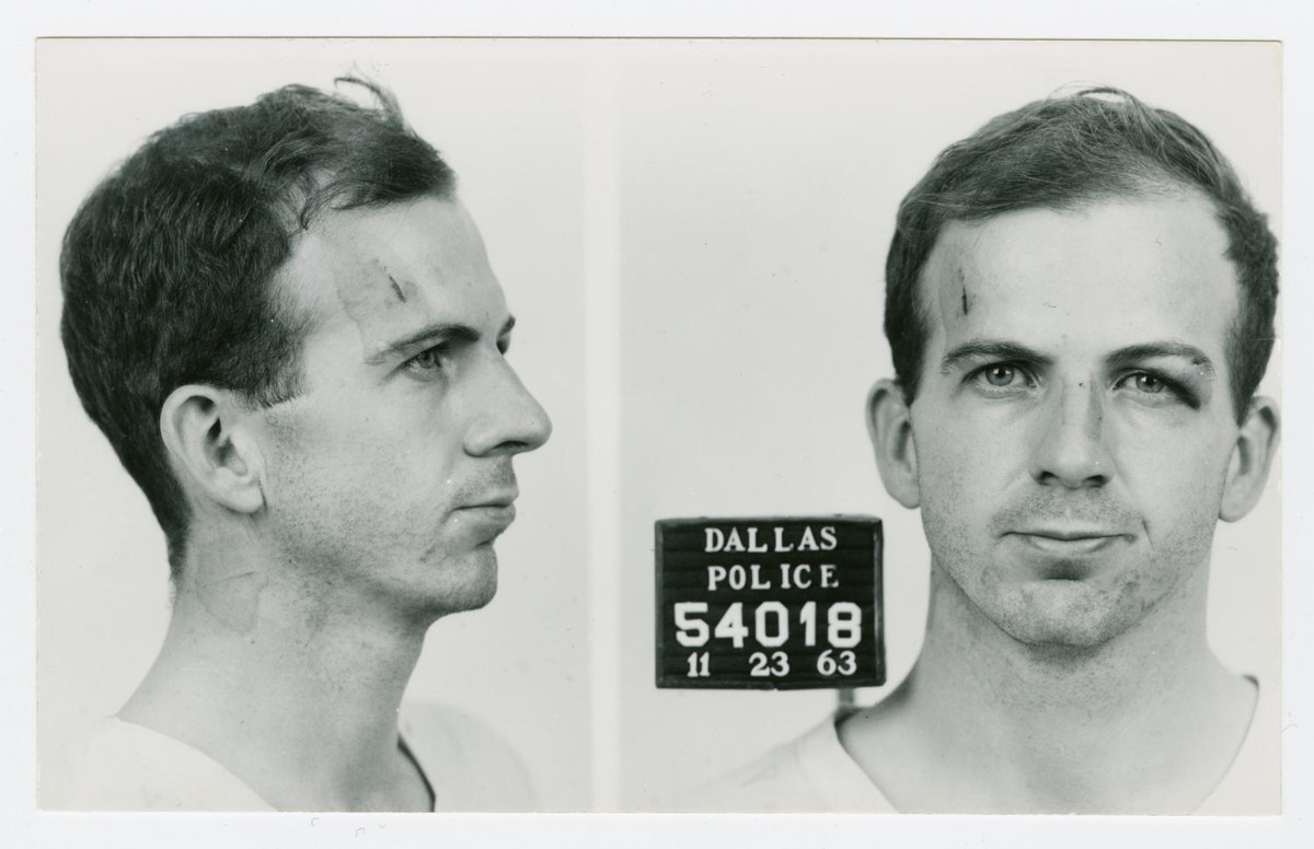 Một số nhân viên của CIA tại Mexico cho rằng, Lee Harvey Oswald có mối quan hệ tình ái với một phụ nữ Mexico làm việc trong lãnh sự quán Cuba.