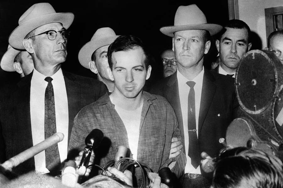 Tuy nhiên, vào ngày 24/11, Lee Harvey Oswald bị chủ hộp đêm Jack Ruby bắn chết khi chuyển trại giam. Trong quá trình điều tra, cảnh sát, CIA và FBI phát hiện một số chi tiết lạ về hung thủ đoạt mạng Tổng thống Kennedy.