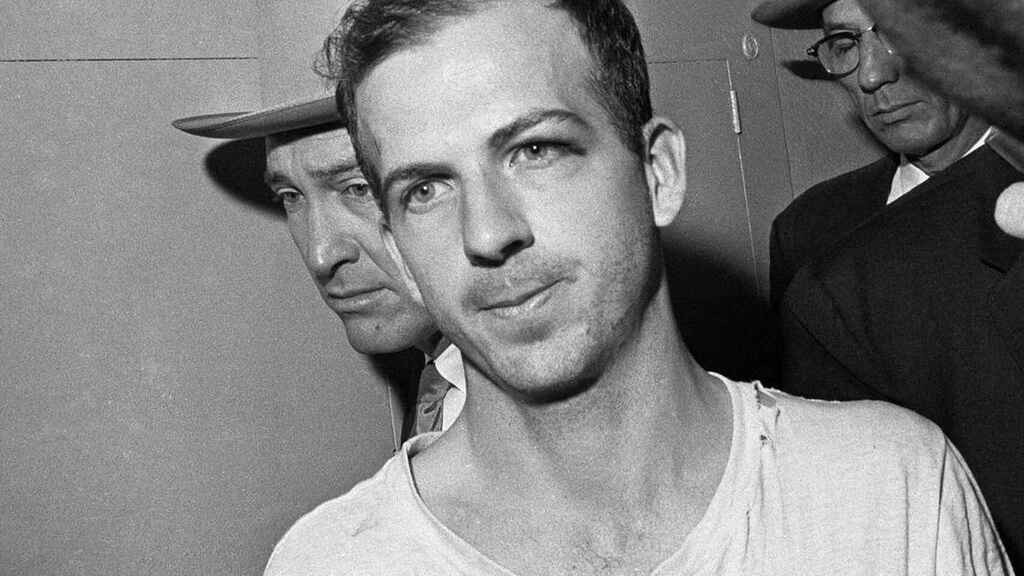 Thủ phạm gây ra vụ ám sát là Lee Harvey Oswald. Gã nổ súng tại cửa sổ tầng 6 của thư viện Texas School Book Depository, Dallas. Lực lượng chức năng nhanh chóng bắt giữ sát thủ này.