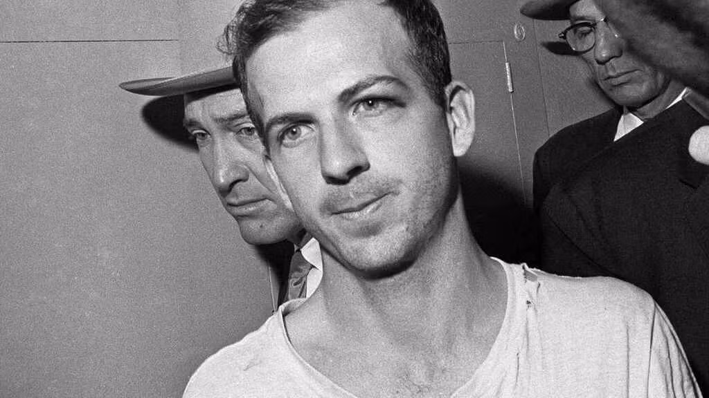 Thủ phạm gây ra vụ ám sát là Lee Harvey Oswald. Gã nổ súng tại cửa sổ tầng 6 của thư viện Texas School Book Depository, Dallas. Lực lượng chức năng nhanh chóng bắt giữ sát thủ này.