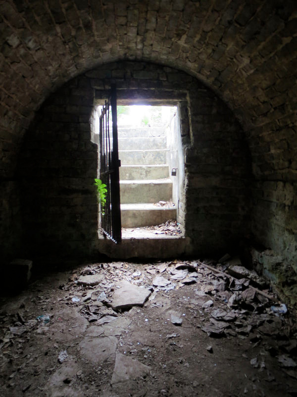 Đến năm 1816, Charles Brewster Ames, 11 tuổi qua đời và được đặt vào trong quan tài bằng chì. Sau khi hoàn tất nghi lễ, quan tài được đưa vào hầm mộ của gia tộc.