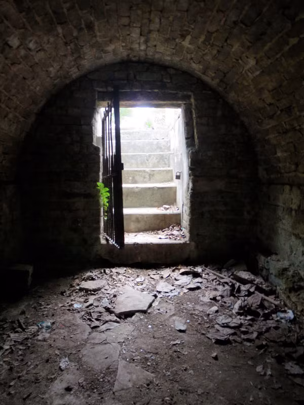 Đến năm 1816, Charles Brewster Ames, 11 tuổi qua đời và được đặt vào trong quan tài bằng chì. Sau khi hoàn tất nghi lễ, quan tài được đưa vào hầm mộ của gia tộc.