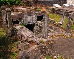 Từ đây, một số lời đồn cho rằng thủ phạm có thể là "hồn ma" gây ra chứ không phải do con người làm. Nguyên do là bởi cửa hầm mộ không có dấu hiệu bị cậy phá. Thêm nữa, nếu muốn di chuyển các cỗ quan tài làm bằng chì thì cần phải có gần 10 người khỏe mạnh.