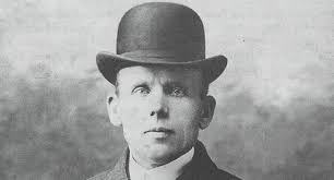 Theo các ghi chép hồ sơ tội phạm, gã tử tù John Lee sinh tại hạt Devon, Anh vào năm 1864. Khi trưởng thành, y từng tham gia lực lượng Hải quân Hoàng gia Anh.